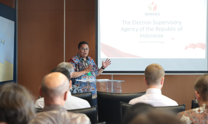 Bagja Jelaskan Tantangan Bawaslu Hadapi Pemilu Kepada Perwakilan Kedubes Beberapa Negara